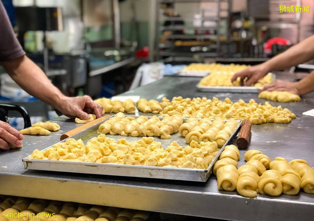 “龙发豆沙饼”古早味必吃!外皮酥到掉渣、内馅香滑细腻✨2种口味,每粒$0.90👍