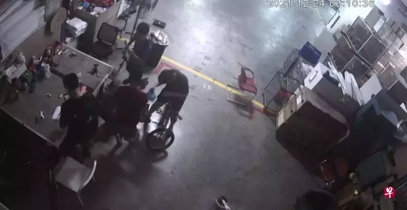 四少年夜闯工业大厦 搜刮偷钱偷喝矿泉水