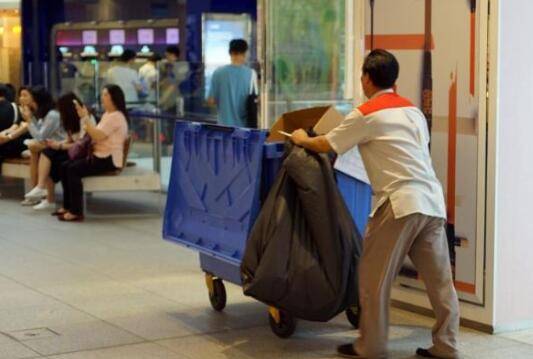 新加坡清潔工一月底薪5000元,怪不得那麽多大馬客工翻堤來坡