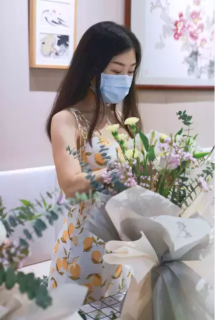 在中國有房不住、有車不開！1個月花10萬房租，“自討苦吃”來新加坡陪讀，她爲了什麽