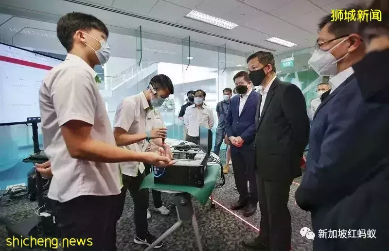 私人领域薪资更具吸引力?去年新加坡公务员离职率创新高