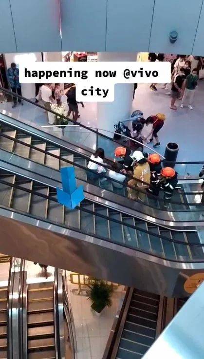 可怕！新加坡最大商场的电梯咬住3岁男童的脚，大人都慌了