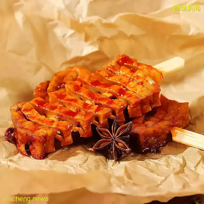 新加坡鸡肉鱼肉价格飙涨!他们排起长长长队,只为吃上这一口饭