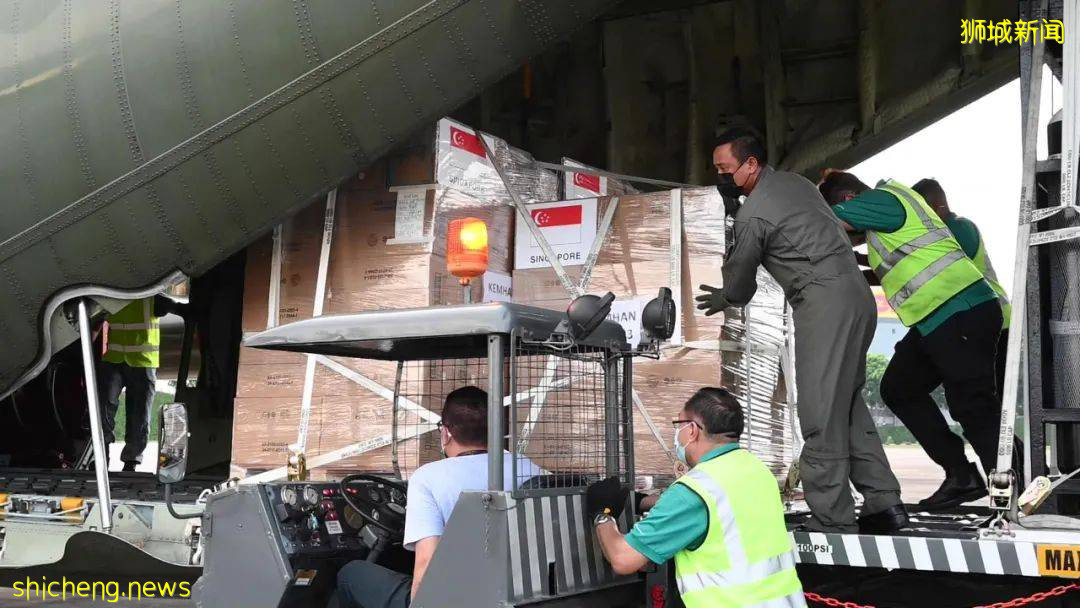 印尼淪陷!日增近4萬例、上千人死亡!警察扮鬼、民衆搶牛奶,新加坡送救援物資