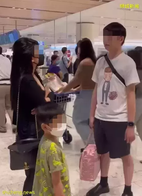 华人老公出轨、失踪!实拍新加坡母子在樟宜机场当场抓奸