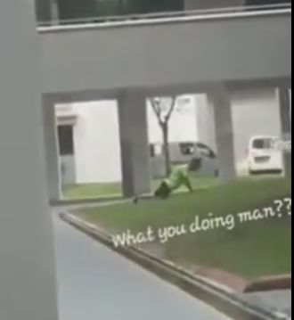 新加坡小哥组屋草坪玩另类“平板支撑”，这动作也太诡异了