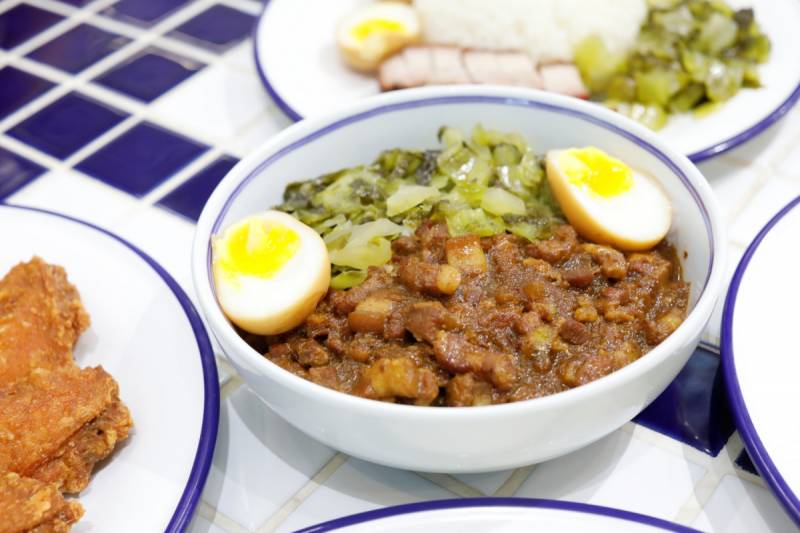 新加坡最好吃的鹵肉飯!!帶上你的味蕾假裝去台灣!!超正宗&創新鹵肉飯全覆蓋
