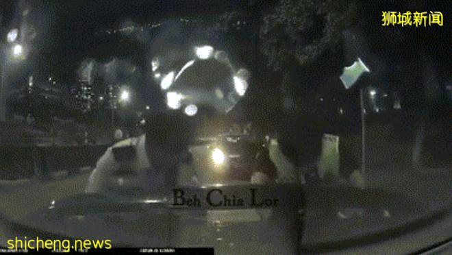 人间自有真情在,新加坡雨中接力推车献爱心