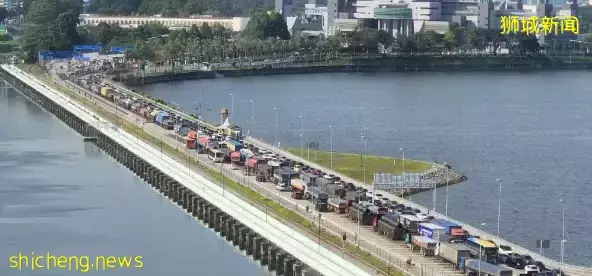 堵堵堵!新加坡的周末实在太堵了,这个地方人和车排长队