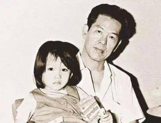 新加坡第一美女近照,穿三角裤腿长,49岁皮肤如同20岁美少女