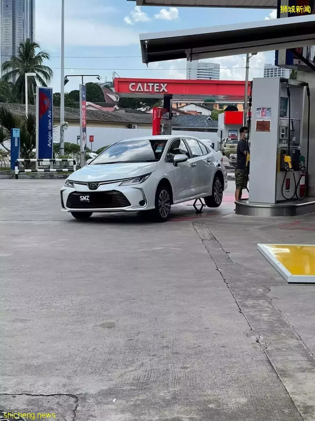 馬來西亞前總理：新加坡人駕車來加滿一箱油，我們損失很多錢