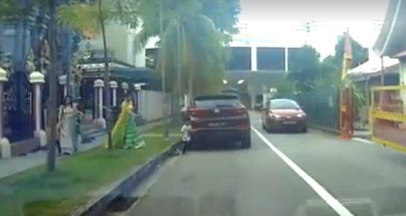 被撞 卷入车底 再被辗 顽童奇迹保命