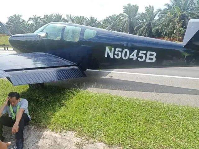 新加坡一架小型飞机引擎故障，紧急迫降马来西亚柔佛古来南北大道
