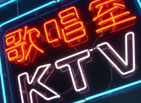 白天设计室！晚上KTV！工业区竟然藏了个双层KTV