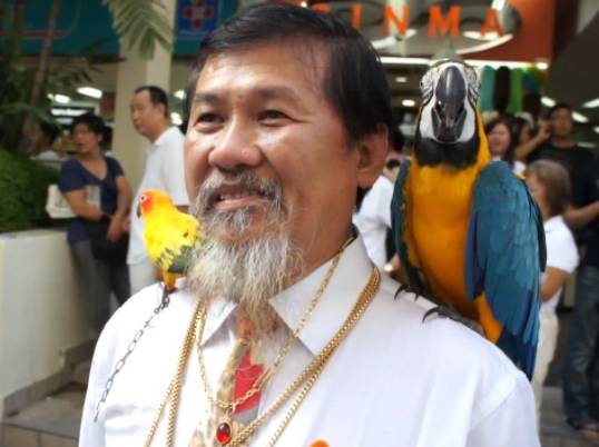 新加坡全国大选常客“鹦鹉叔”芽笼坠楼，生前参选被拒、乞讨袭警