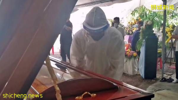 从新加坡返马隔离 男子获安排送别母亲