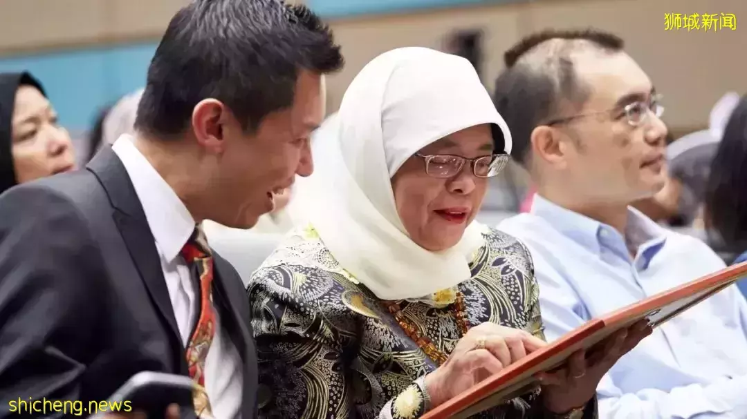 與NUS校友，總統 Halimah Yacob 一起慶祝新加坡女性年