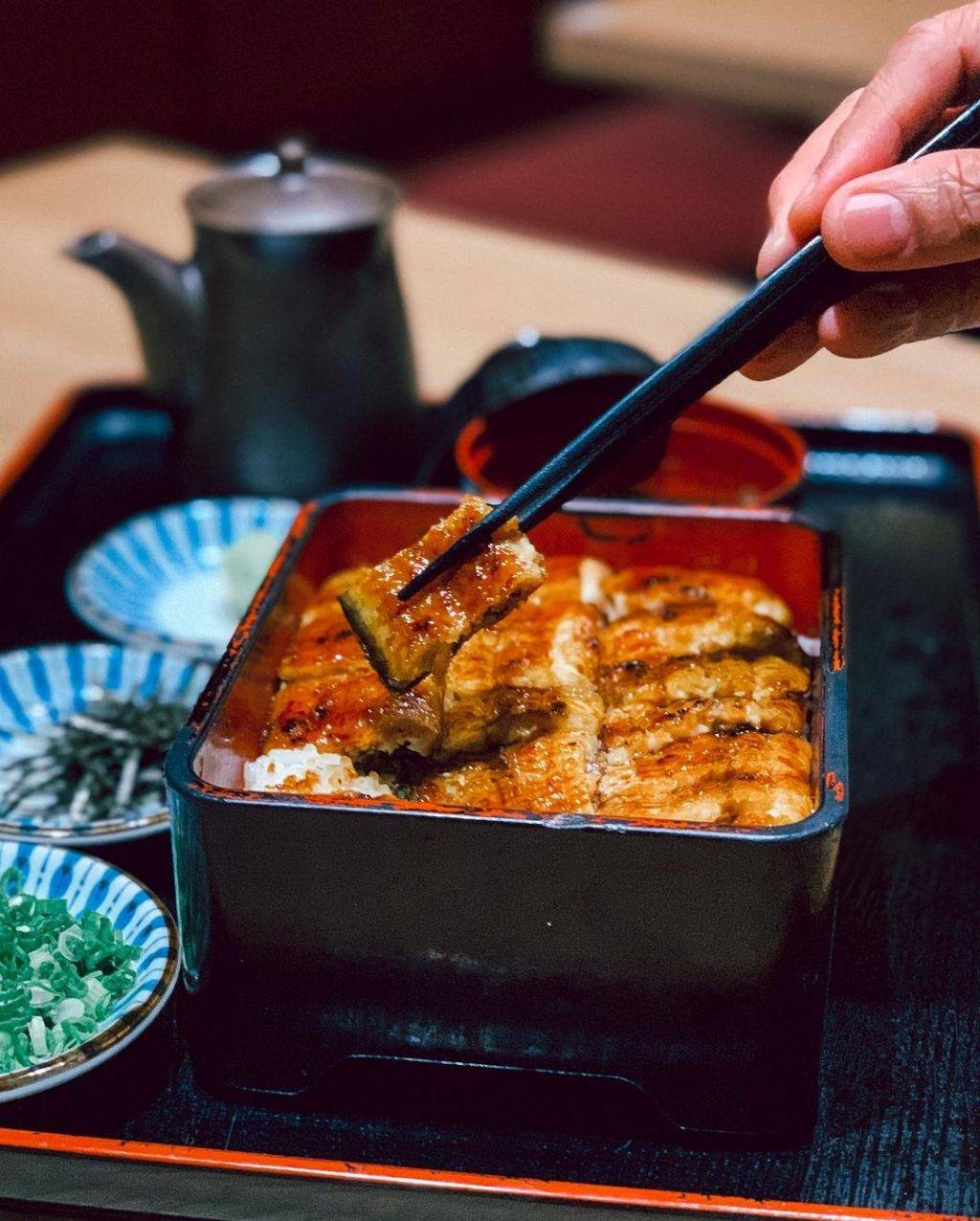 分量和高度全都有‼Kotobuki用料实在、下手大方💥满满三文鱼的丼饭,像山一样高