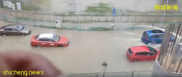 【獅城大淹水】轎車泡水“死火” 乘坐“水巴士”上班 !