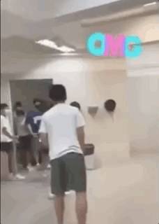 新加坡這所頂級名校，發生了激烈的衛生間大戰
