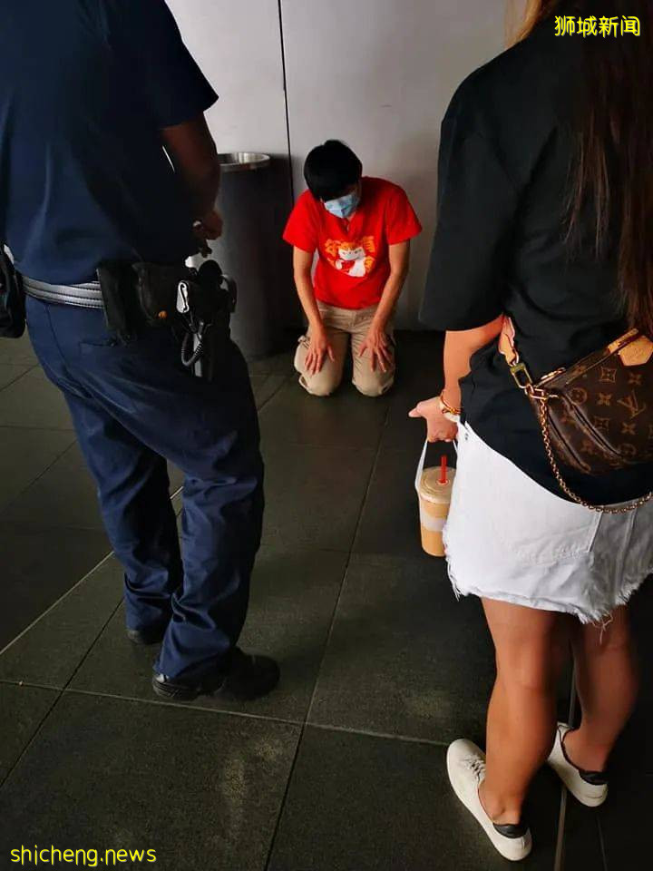 实拍！新加坡红衣男偷拍女子裙底被抓，当场跪下