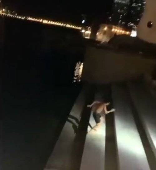 新加坡河夜泳 黑裤男被骂走