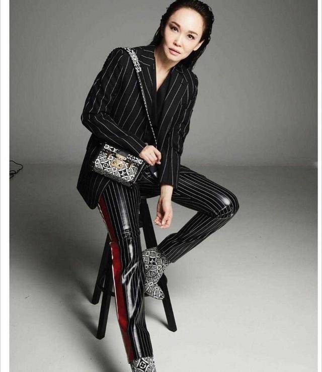 新加坡第一美女范文芳太美,打扮得像粉红佳人,49岁仍是万人迷