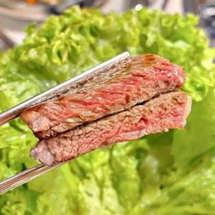 新加坡第一間韓式原木炭火烤肉,無限量啤酒、小菜,High起來