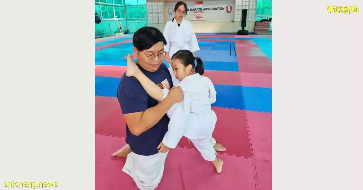 车祸半身瘫 轮椅男靠《叶问》 再站立