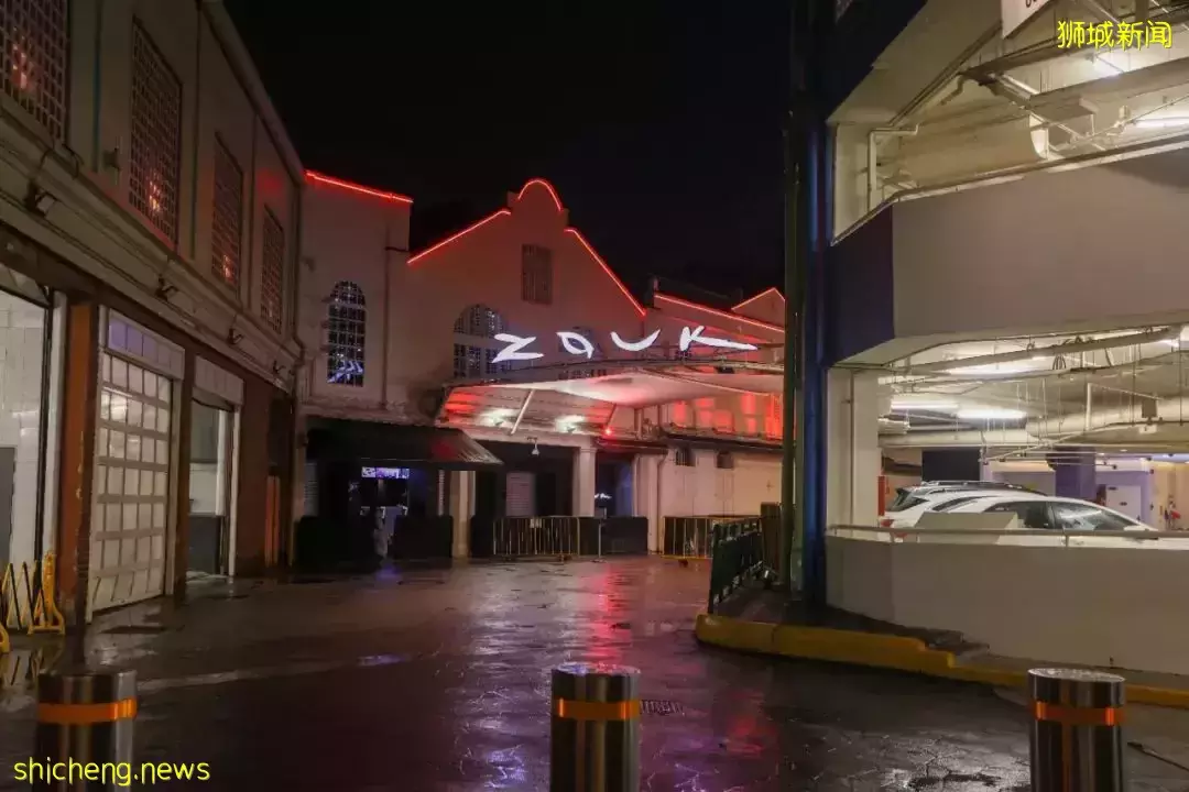 憋太久了!新加坡夜店外排队测冠病,KTV“麦霸”请假唱歌