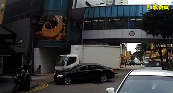 轿车横冲直撞罗厘 送餐员餐厅前等候  险没命