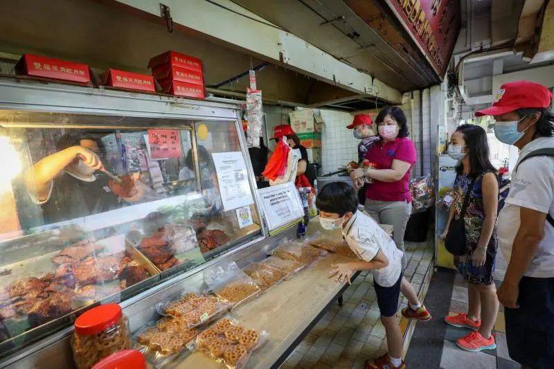 新加坡“吃喝購物在鄰裏”首個遊覽團已結束觀光，議員陪同，明星導遊