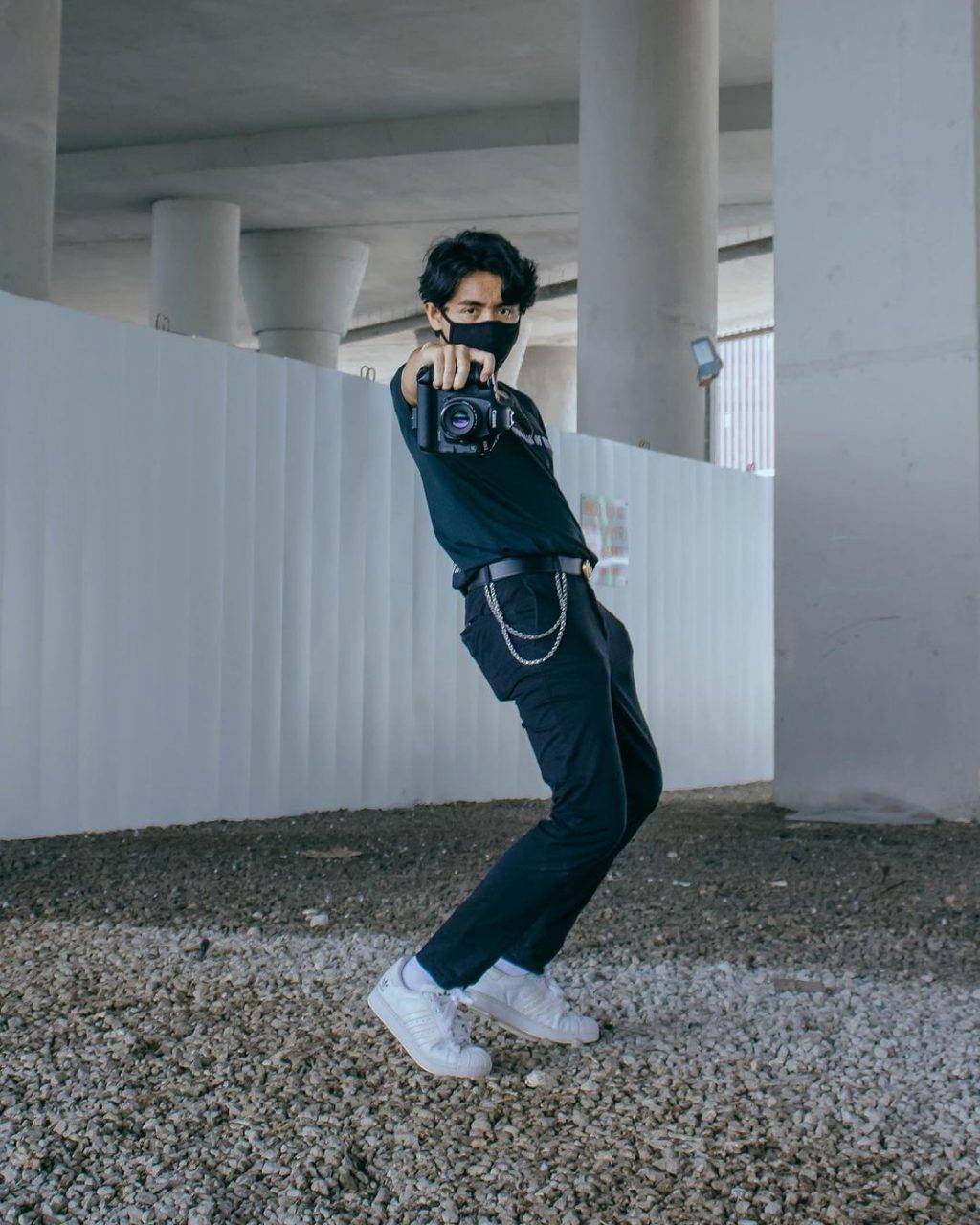 滨海高速公路下的隐秘打卡点🏴☠️ 灰色建筑、巨大桥柱、满地石子的野生工业风!煞气拍摄背景👀