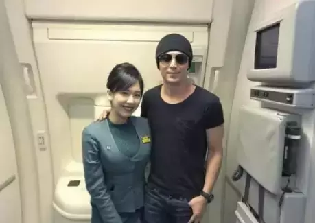 成龙和空姐搂肩照流出,还要电话、地址?女方回应!他两次为新加坡做好事而被骂