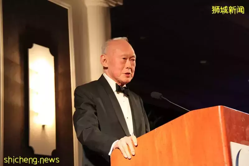为什么李光耀坚持不让新加坡人说方言
