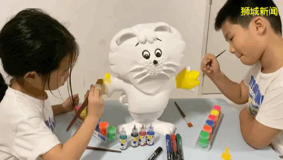 新加坡总统和明星都爱他，超多小朋友求合照、抱抱，是谁