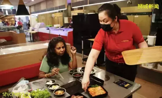 新加坡自助餐恢複了！民衆聚餐頻繁,餐廳運力增加，營業額上漲