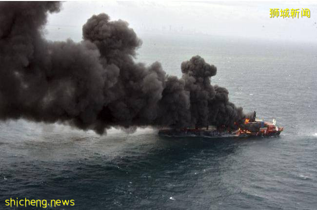 新加坡货船在斯里兰卡科伦坡港爆炸起火，船上大量化学物质烬燃