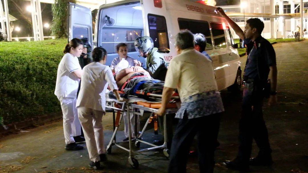 新加坡空軍出動直升機，爲了從遊輪上救人