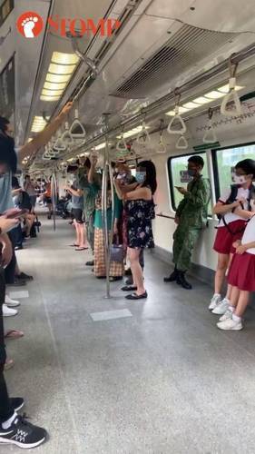 地铁姐骂阿婶站太近 与仗义乘客互飙脏话