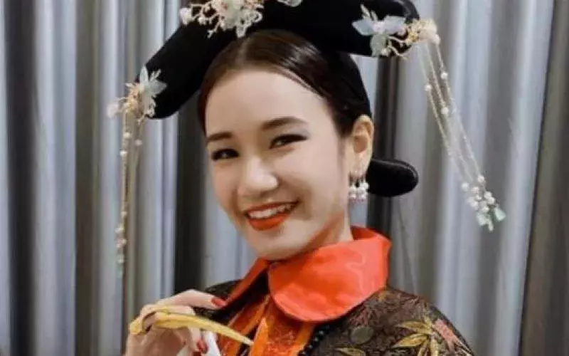 首拍賀歲網劇演“三腳”貴人 李佩芬：頭很痛