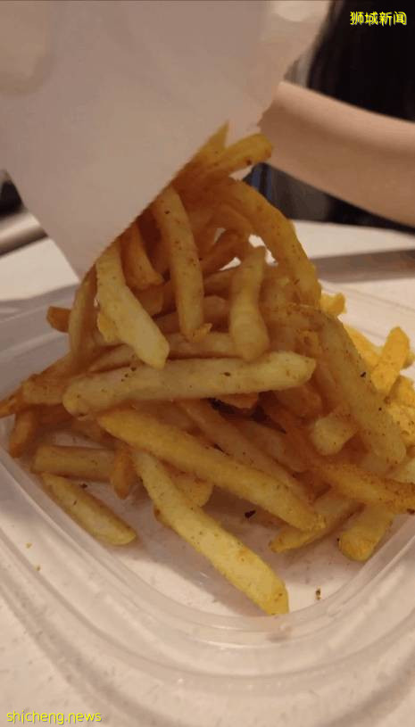 美女小姐姐实拍!这个麦当劳汉堡太好吃了!只在新加坡才有