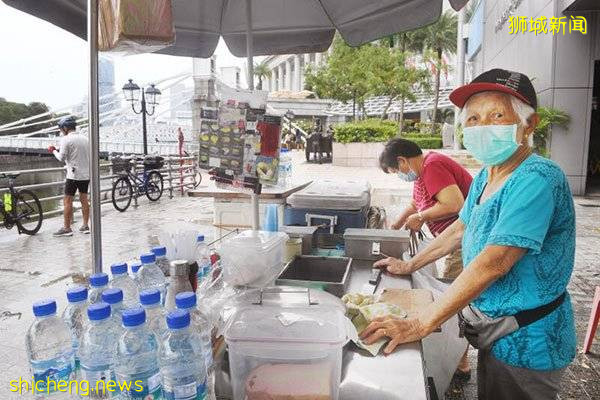 ◤新国CCB◢ 风雨不改! 女儿卖冰淇淋 八旬父母陪伴