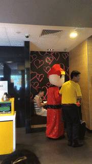 新加坡總理李顯龍魔性拜年視頻火了！各部長花式拜年，竟有財神爺上門討債