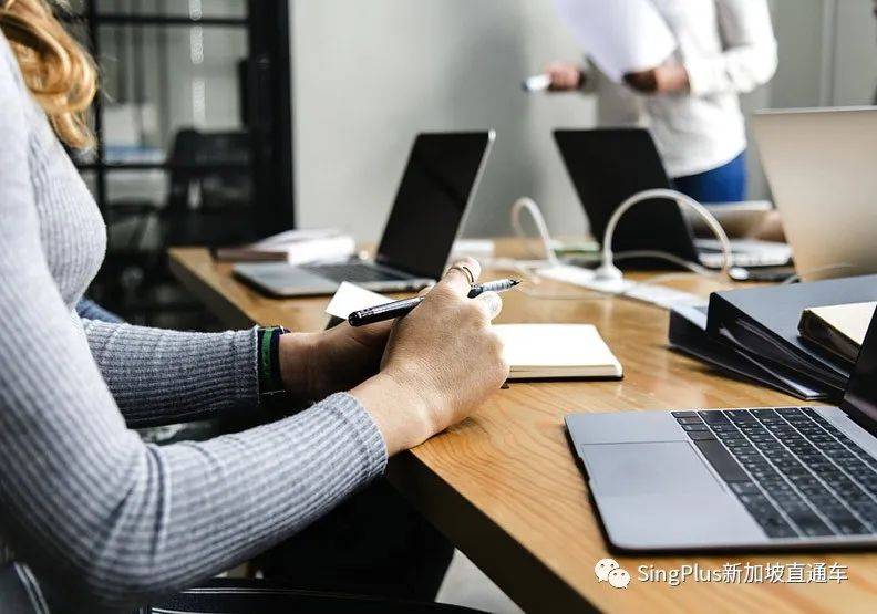 新加坡，被“溺愛”的本地人