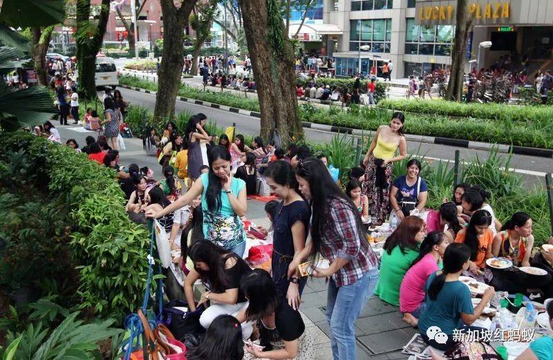 新加坡女佣无处安放？　乌节路菲佣被撞飞惨案后依旧路边聚餐