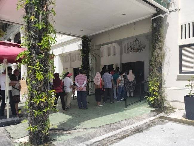 数百新国人开豪车 抢购倒闭酒店 二手家具厨具