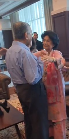 今天,马来西亚新首相慕尤丁上任;马哈迪:他背叛了我