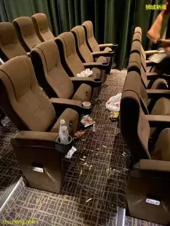 女郎寂寞看戏 散场垃圾满地