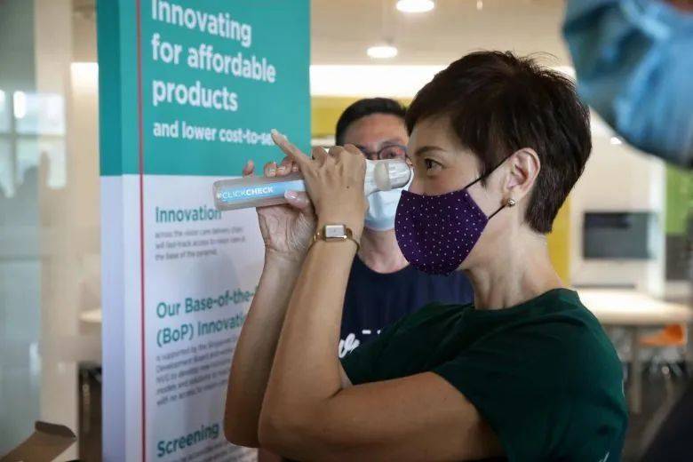 关爱外籍客工视力保健计划,为30万客工提供视力检测和配对眼镜